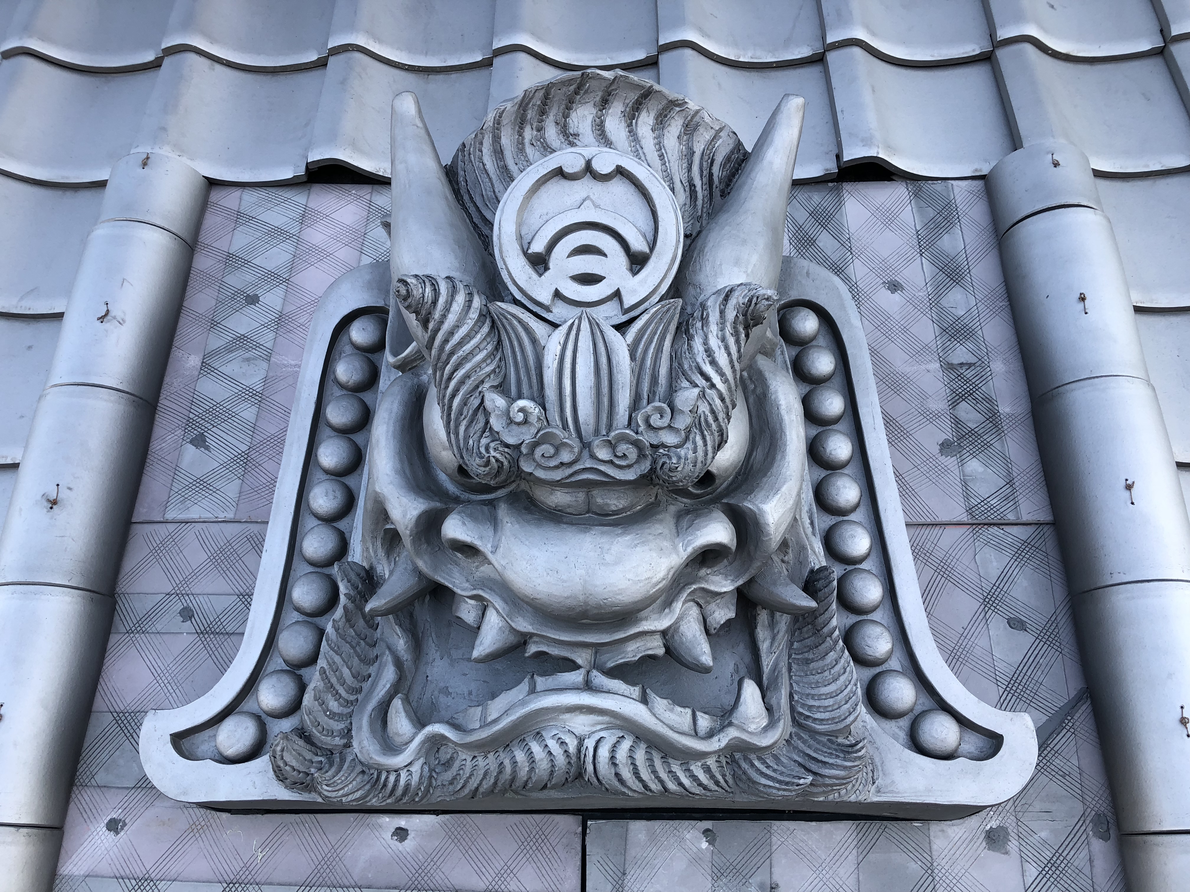 鬼師さん達が高浜市役所新庁舎に鬼瓦を寄贈しましたよ。主要幹線道路を