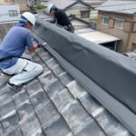 築50年の日本瓦屋根棟部　瓦棟強靭化工法で簡易に耐風・耐震改修