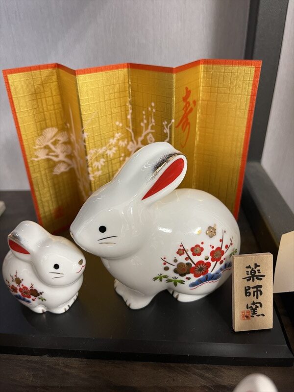 蔵出しセール中❗伊万里　レトロ　染付 磁器　オイルランプ 干支　兎コレクション 来年の干支「兎」の干支瓦のパンフレットですよ (^o^)／ | 三州瓦の神