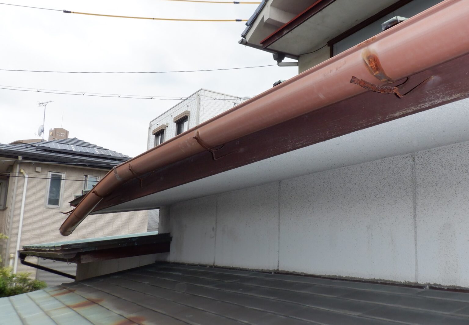 雨樋の固定は取り付け金具が重要!留め具の種類や設置方法を解説 | 三州瓦の神清 愛知で創業150年超。地震や台風に強い防災瓦・軽量瓦・天窓・雨 ...
